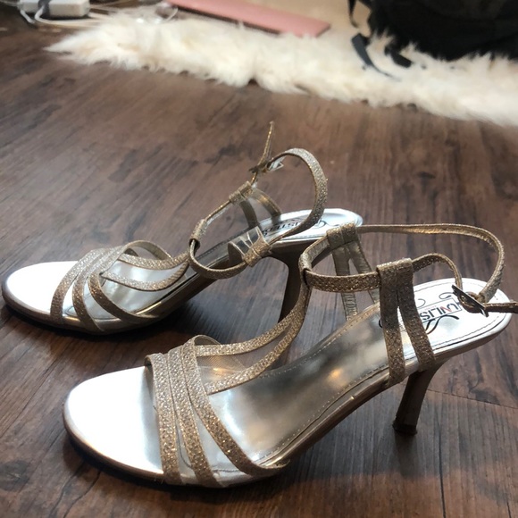Silver Heels - Picture 1 of 4